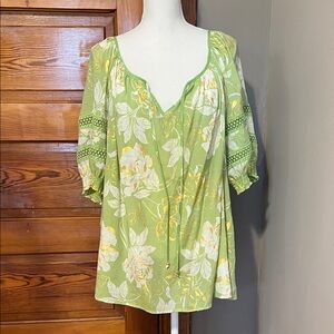 Unique Spectrum by Mlle Gabrielle Top NWT Size 3x Lightweight and Flowy